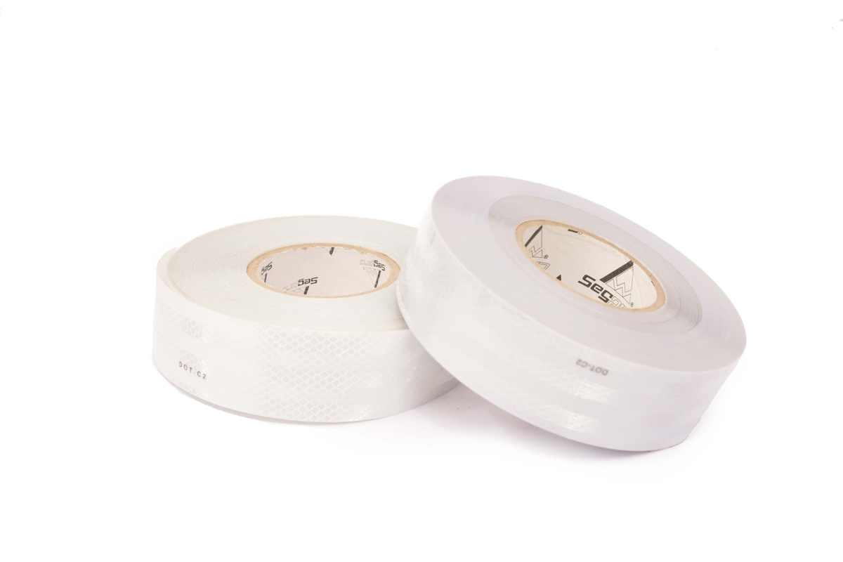 Cinta reflectiva Segpro blanca; dos rollos ilustrados, venta por rollo de 50 yardas