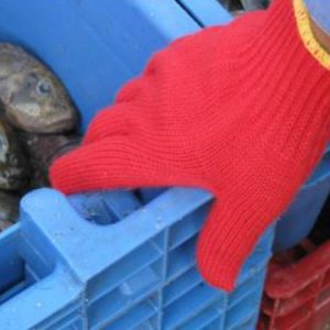 Guante pescador rojo Yesu en uso durante la manipulación de una caja