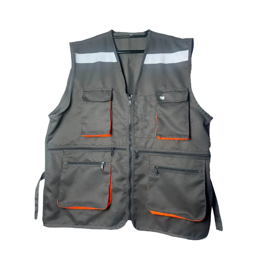 Chaleco multibolsillo gris con detalles naranjas; imagen referencial de formato