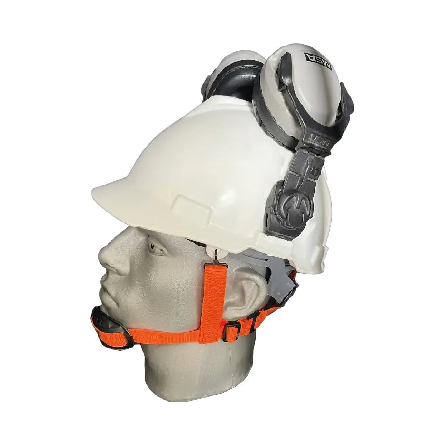 Barbiquejo Tex Safety con mentonera mostrado en uso; casco y orejeras no incluidos